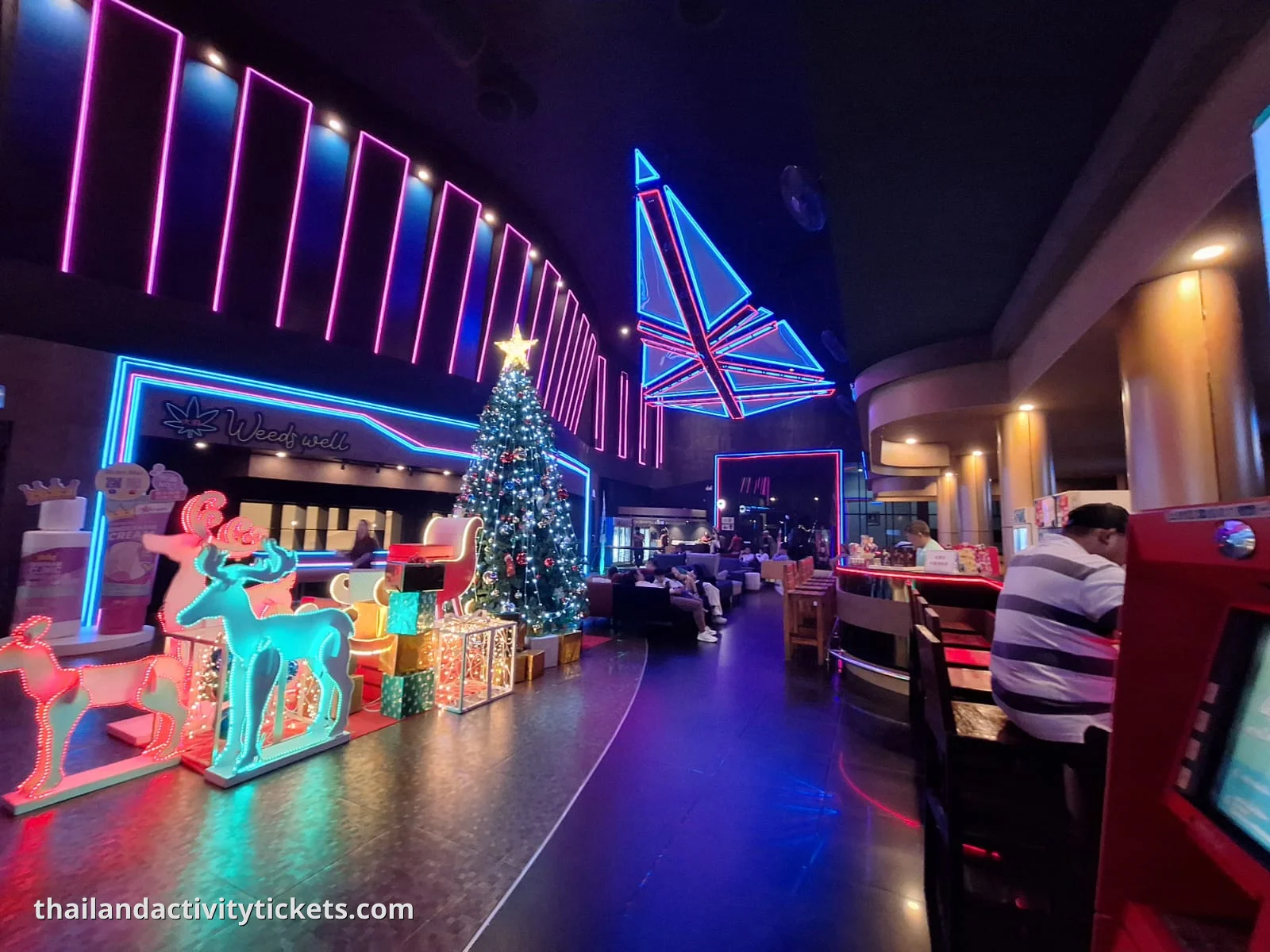 Pattaya nightlife attraction 99 Show Big Eye building exterior at night