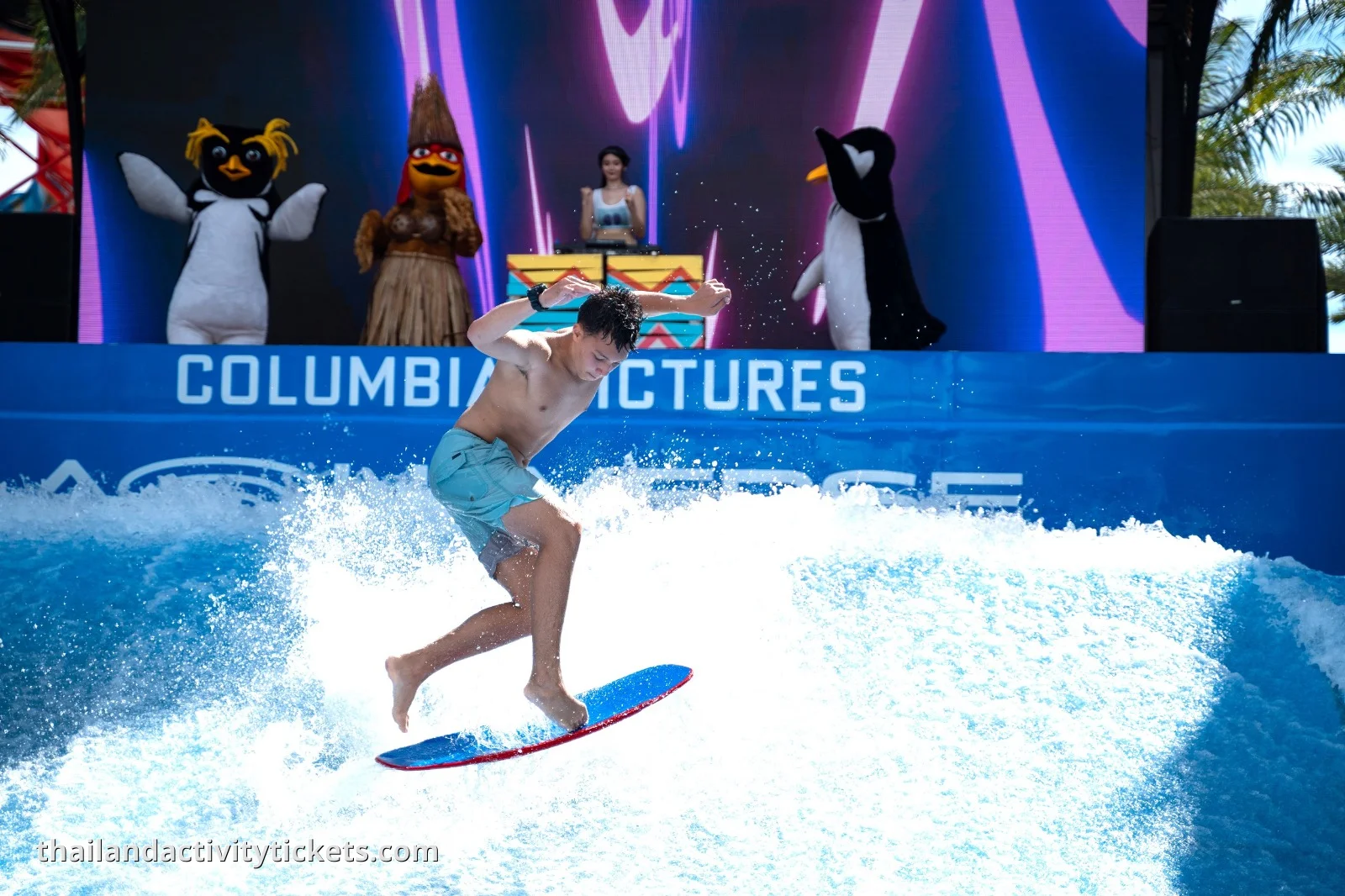 Surf simulator Aquaverse Pattaya wave rider attraction