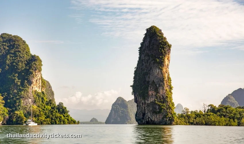 Tourists enjoying Thai lunch during Phang Nga Bay speedboat trip
