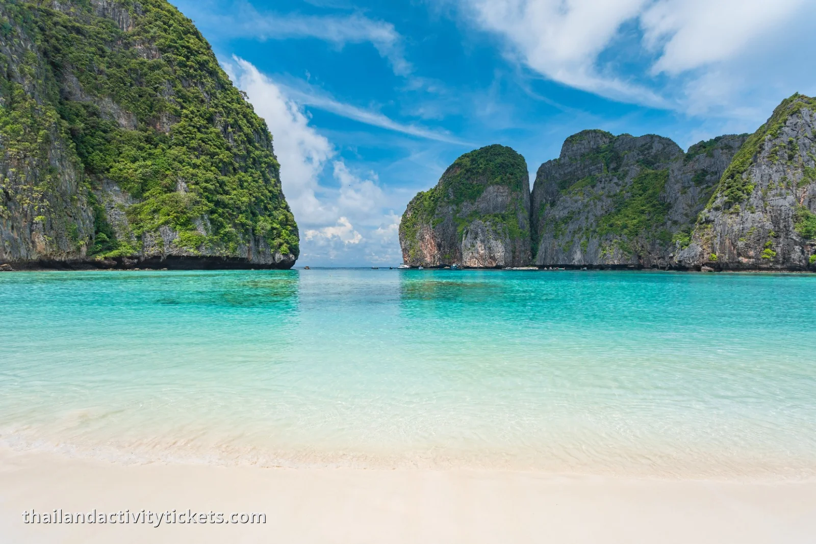 Couple enjoying Phuket island hopping Phi Phi tour