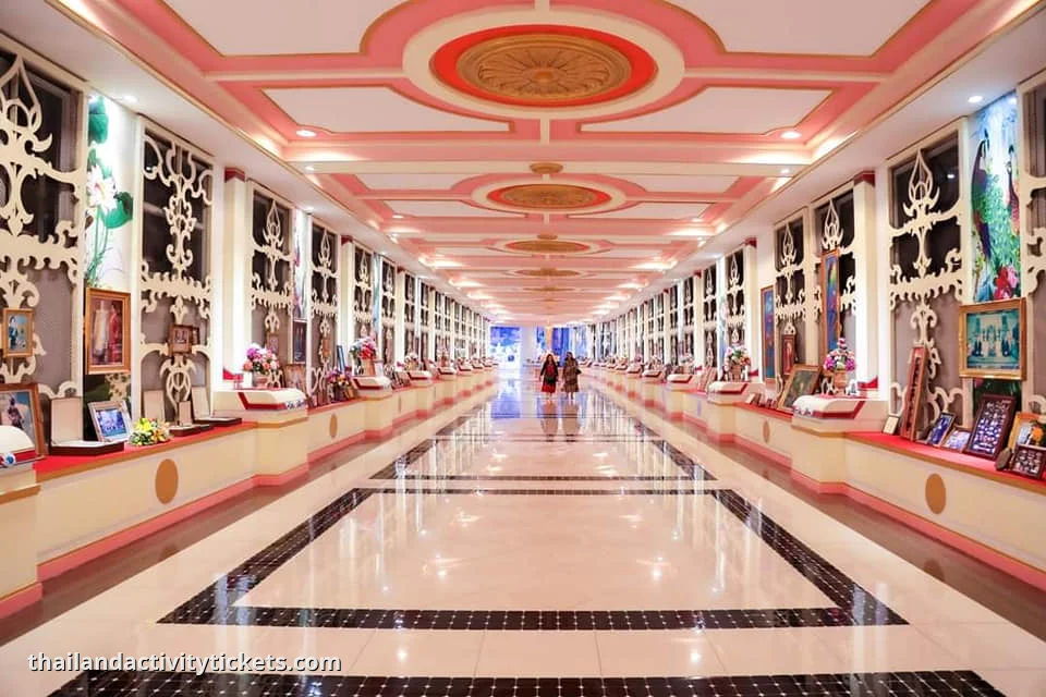 Evening lights and performance Baan Sukhawadee Pattaya