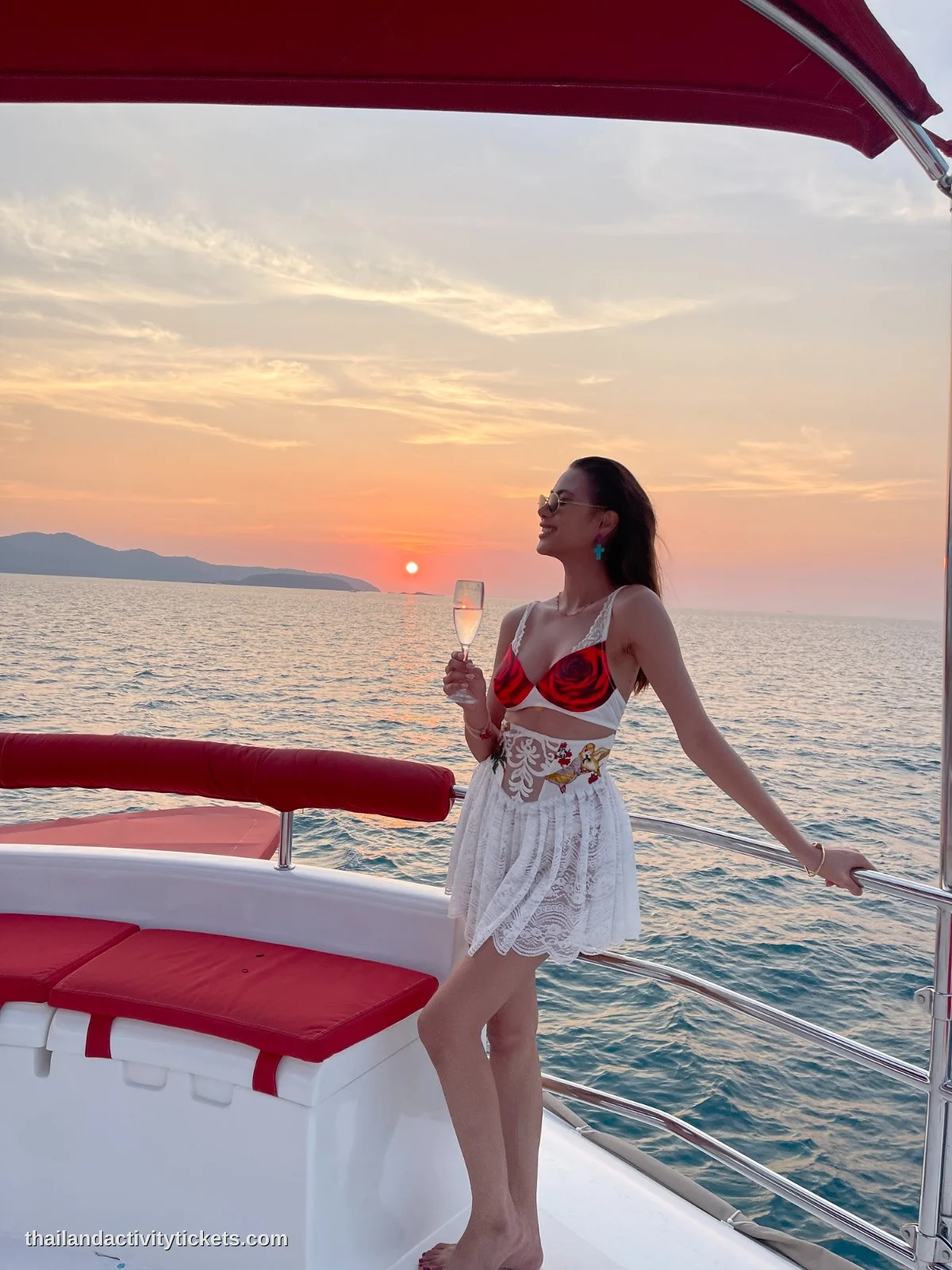 Stunning 360-degree sunset view from the deck of a catamaran cruise in Pattaya