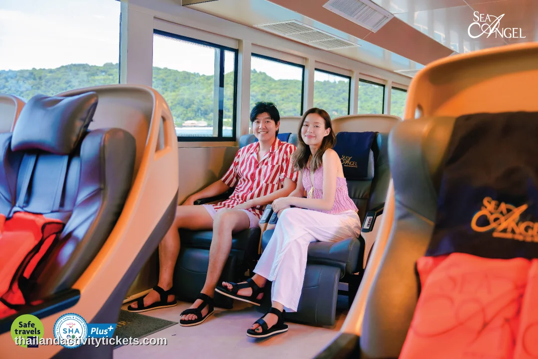 Couple relaxing during Phi Phi Island cruise trip