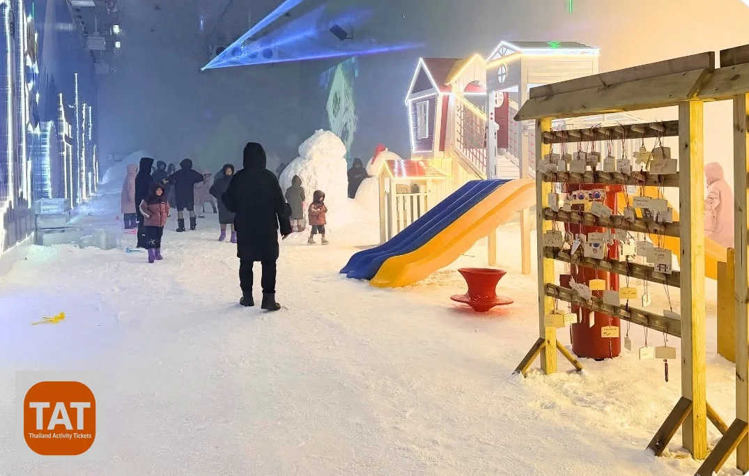 Warm drinks and snacks at the Winter Wonderland Pattaya souvenir shop and café